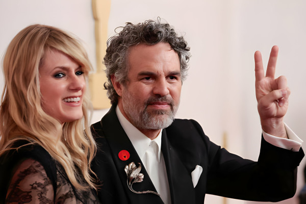 6 Artis Hollywood Dukung Gencatan Senjata di Gaza dengan Pakai Pin Merah saat Oscar 2024