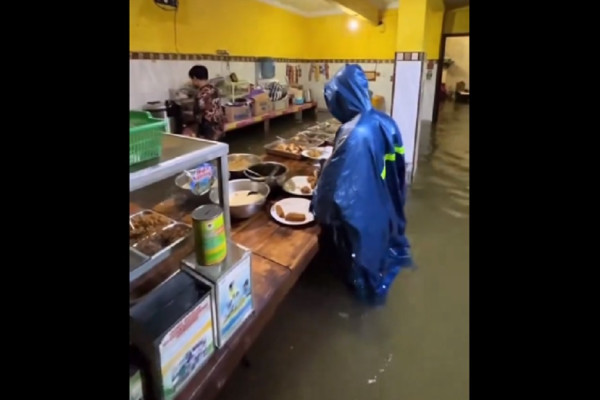 Kebanjiran, Warteg Ini Tetap Layani Warga Makan Sahur, Netizen: Warung Amfibi
