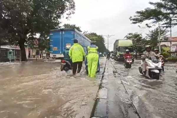 Jalan Pantura Kendal Terendam Banjir, Lalu Lintas Macet Panjang