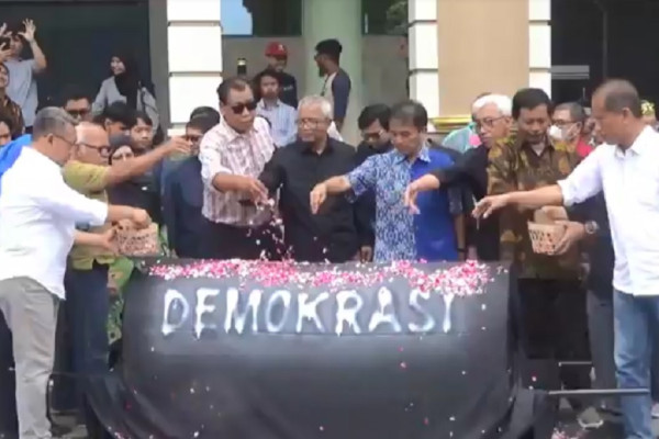 Tabur Bunga Simbolisasi Matinya Demokrasi, UII Yogyakarta Keluarkan 7 Pernyataan Sikap