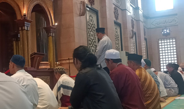 Momen Anies Baswedan Salat Jumat di Masjid Kubah Emas Dian Al-Mahri