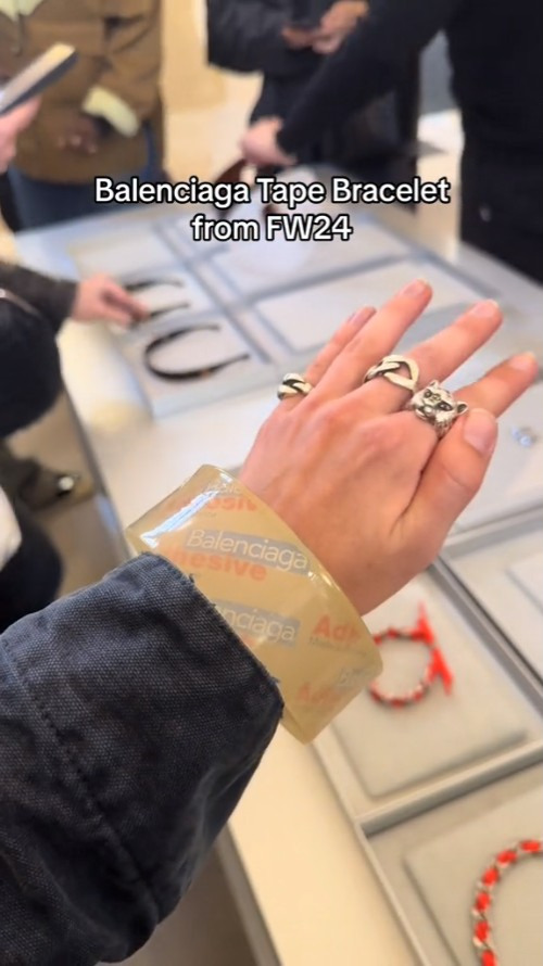 Balenciaga Luncurkan Gelang Mirip Selotip Seharga Rp51 Juta, Minat Beli?