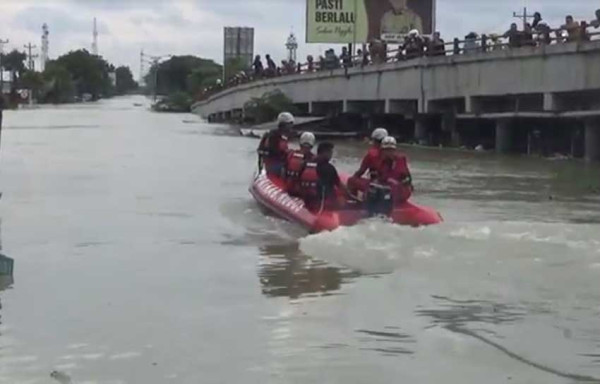 13 Jam Terjebak Banjir, Evakuasi Warga Demak Diwarnai Isak Tangis