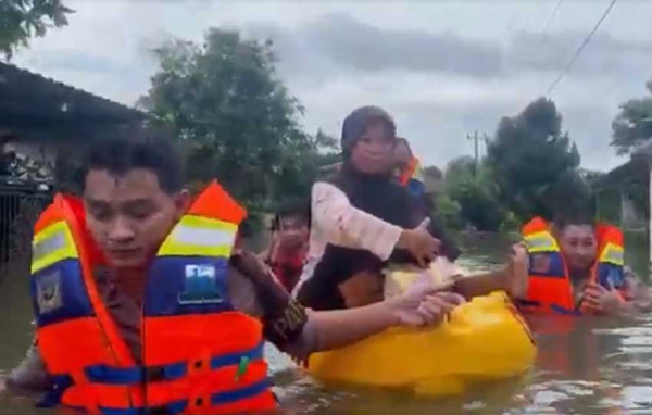 Banjir Jepara Semakin Tinggi, Petugas Evakuasi Ribuan Warga