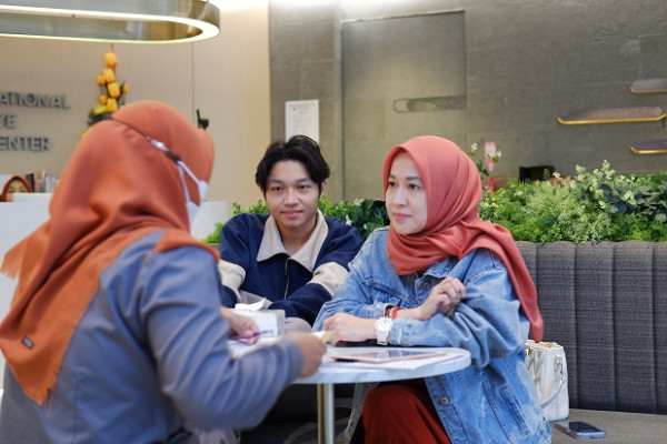 Mengenal Presbyond, Teknologi Alternatif Lasik Mata Plus yang Digunakan Okie Agustina