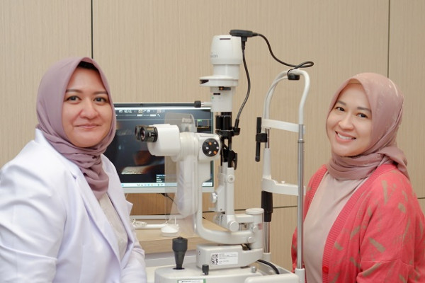 Mengenal Presbyond, Teknologi Alternatif Lasik Mata Plus yang Digunakan Okie Agustina