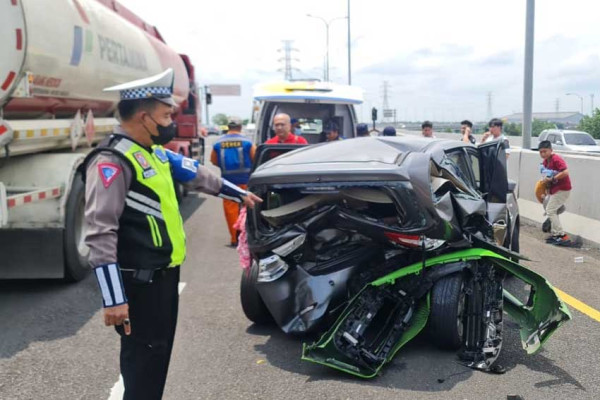 Porsche Seruduk Grand Livina di Jalan Tol Porong-Surabaya, 2 Orang Terluka