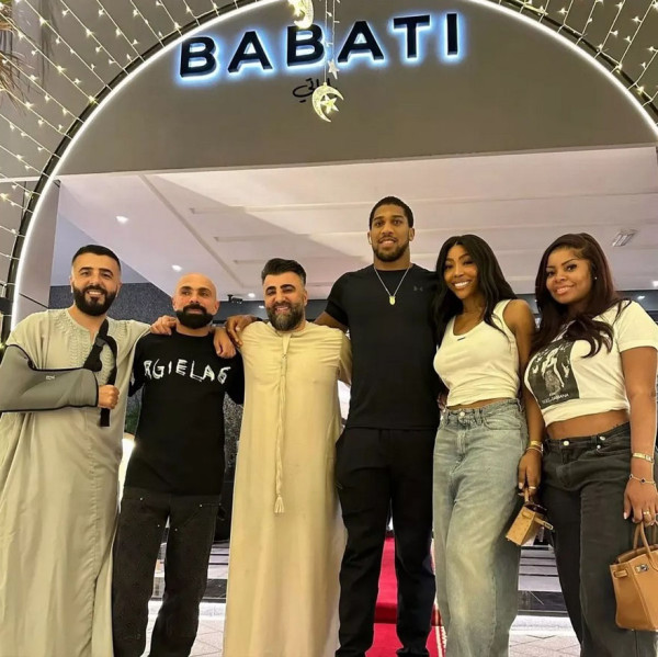 Profil Kika Osunde, Wanita yang Dicium Anthony Joshua usai KO Francis Ngannou