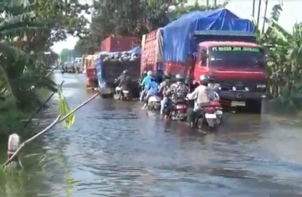 Tanggul Sungai Wulan Jebol, Jalur Demak-Jepara Tergenang Air dan Macet 8 Kilometer
