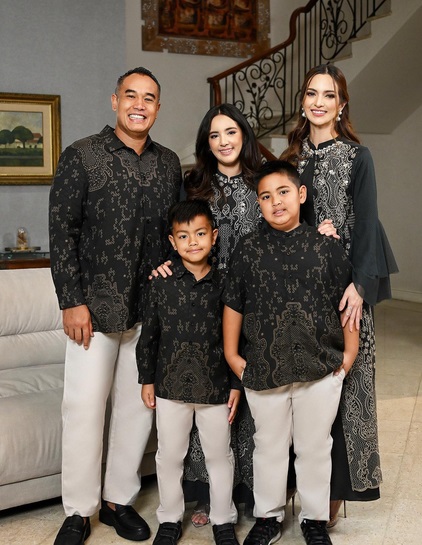 Foto-Foto Nia Ramadhani dan Keluarga Edisi Lebaran, Kenakan Baju Sarimbit Monokrom