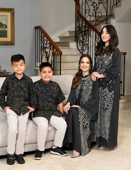 Foto-Foto Nia Ramadhani dan Keluarga Edisi Lebaran, Kenakan Baju Sarimbit Monokrom