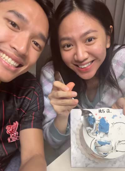 Unik! Jojo dan Shanju Umumkan Jenis Kelamin Anak lewat Prosesi Potong Kue