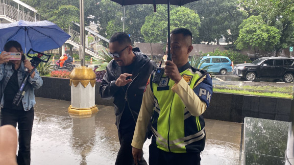Penampakan Ahmad Sahroni Penuhi Panggilan KPK, Dipayungi Satpam