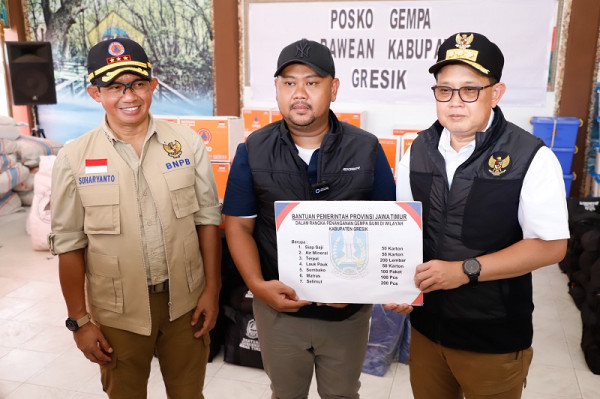 Tinjau Dampak Gempa di Pulau Bawean, Pj. Gubernur Adhy Pastikan Bantuan Logistik hingga Trauma Healing Terpenuhi