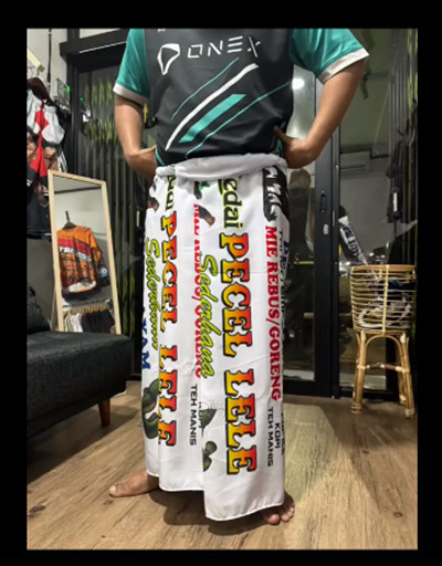 Viral! Sarung Motif Tenda Pecel Lele Dipakai Seorang Pemuda saat Tarawih, Jadi Inspirasi Outfit Lebaran