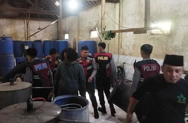 Polisi Gerebek Pabrik Miras Terbesar di Malang, Disamarkan dengan Peternakan Ayam