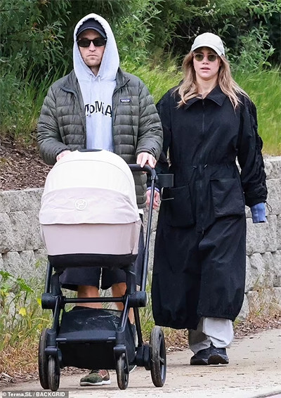 Robert Pattinson Resmi Jadi Ayah usai Suki Waterhouse Lahirkan Anak Pertama Mereka