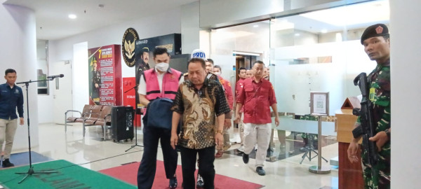 Penampakan Harvey Moeis Suami Sandra Dewi Ditahan Pakai Rompi Pink dan Diborgol karena Kasus Korupsi