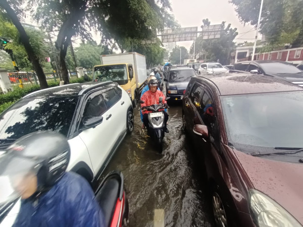 Usai Diguyur Hujan, Jalan Sekitar Stasiun Tanjung Barat ke Pasar Minggu Macet