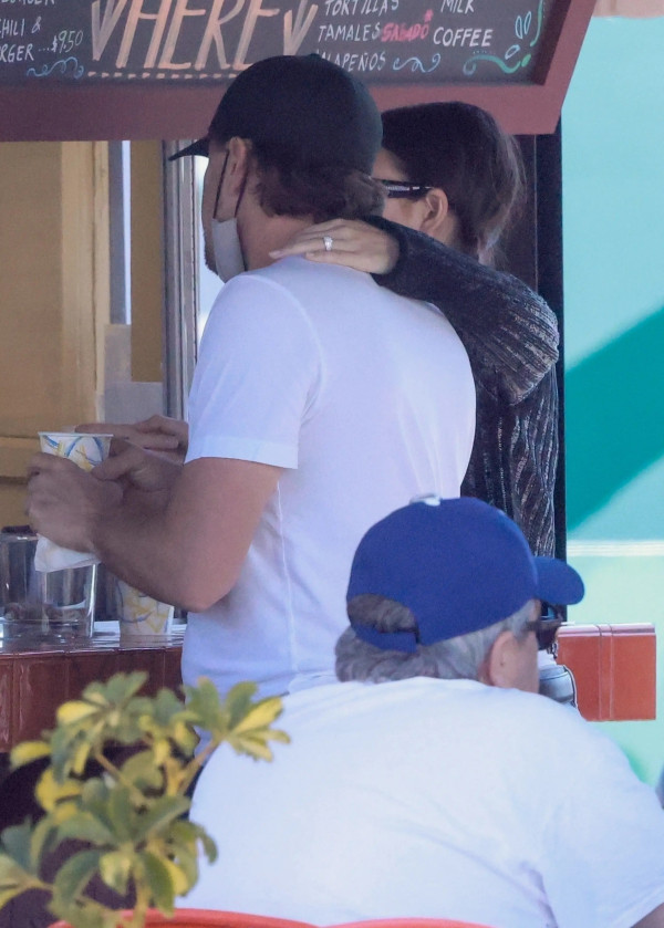 Leonardo DiCaprio dan Vittoria Ceretti Diduga Tunangan, Pamer Cincin di Tangan Kiri