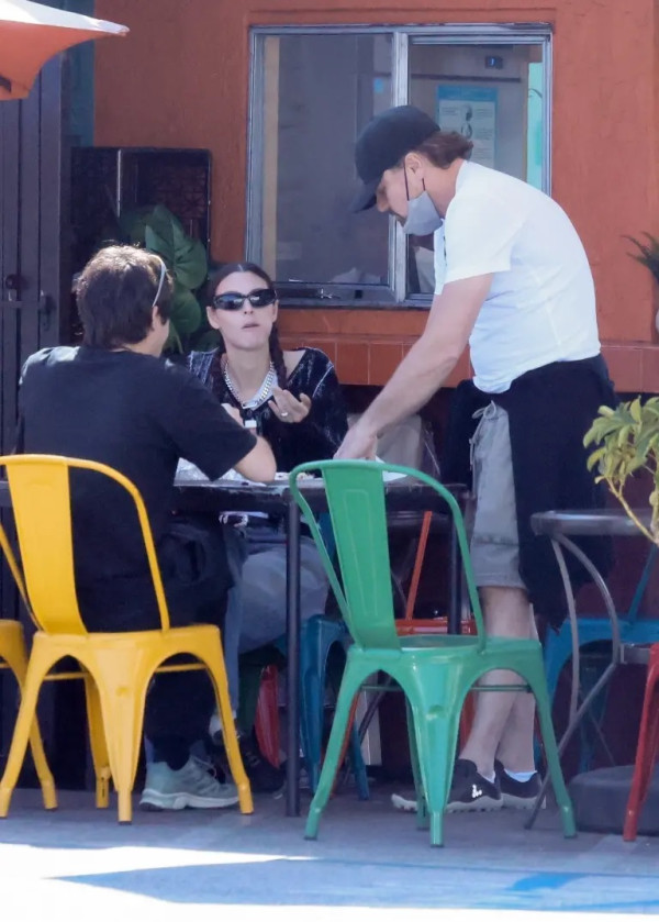 Leonardo DiCaprio dan Vittoria Ceretti Diduga Tunangan, Pamer Cincin di Tangan Kiri