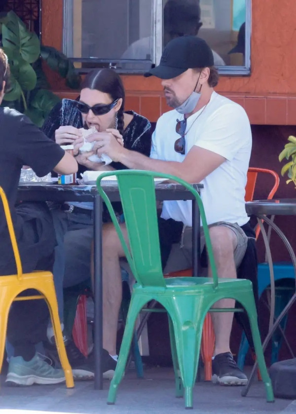 Leonardo DiCaprio dan Vittoria Ceretti Diduga Tunangan, Pamer Cincin di Tangan Kiri