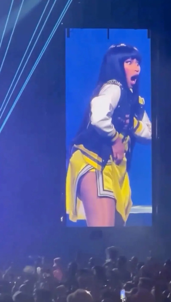 Heboh Baju Nicki Minaj Melorot saat Konser di Orlando