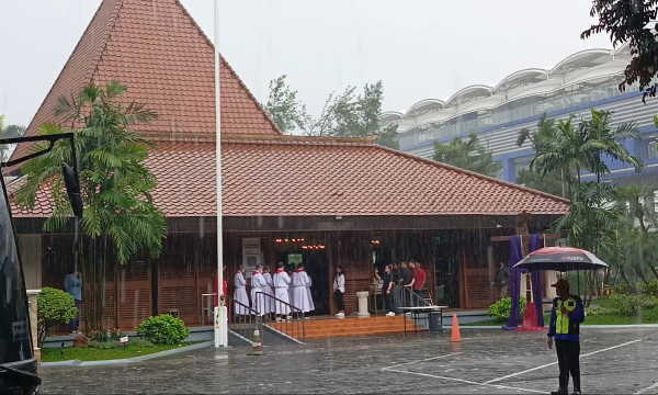 Khidmat Jumat Agung di Gereja Katolik Santo Stefanus Cilandak meski Hujan