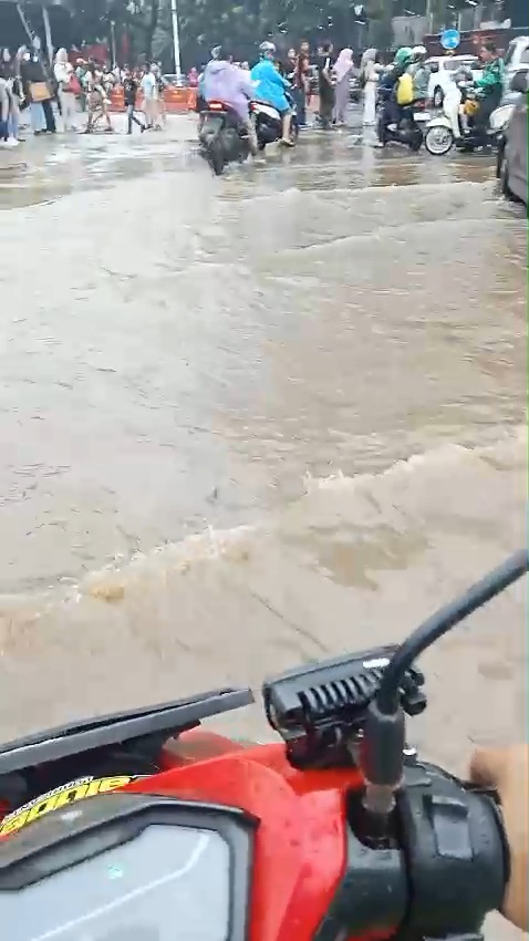 Penampakan Banjir di Jalan Sekitar Stasiun Tanjung Barat