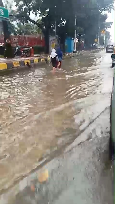 Penampakan Banjir di Jalan Sekitar Stasiun Tanjung Barat