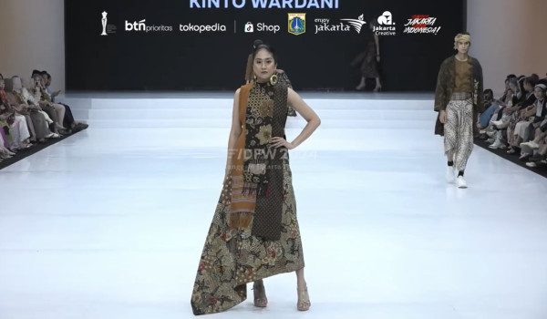 Tips Padu Padan Batik dan Tenun Agar Tidak Tampil Monoton