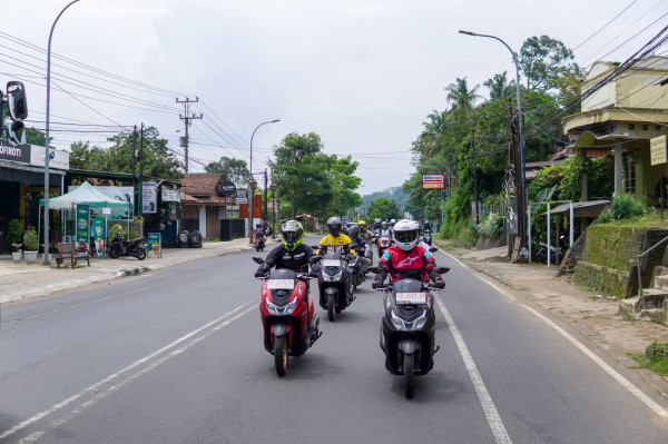 Wajib Tahu! 7 Tips Aman Berkendara Motor di Jalan Rusak Saat Mudik