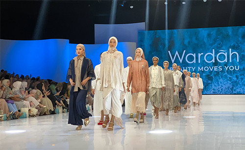 IFW 2024, Putri Ariani Tampil di Panggung Fashion Show Wardah Bersama 4 Desainer Modest Indonesia