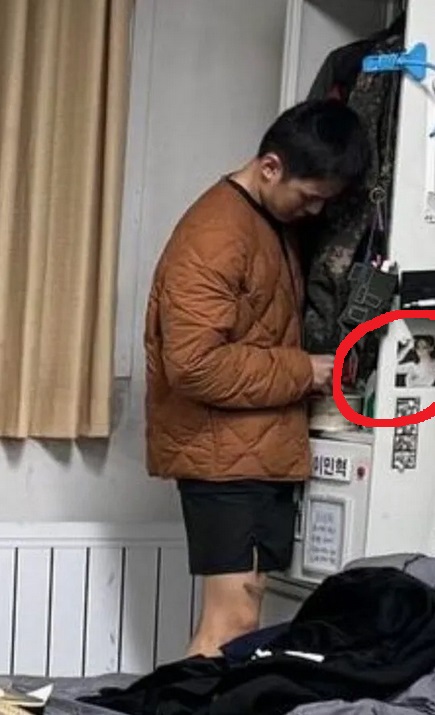 Minhyuk MONSTA X Ketahuan Pajang Foto Karina aespa di Samping Tempat Tidur