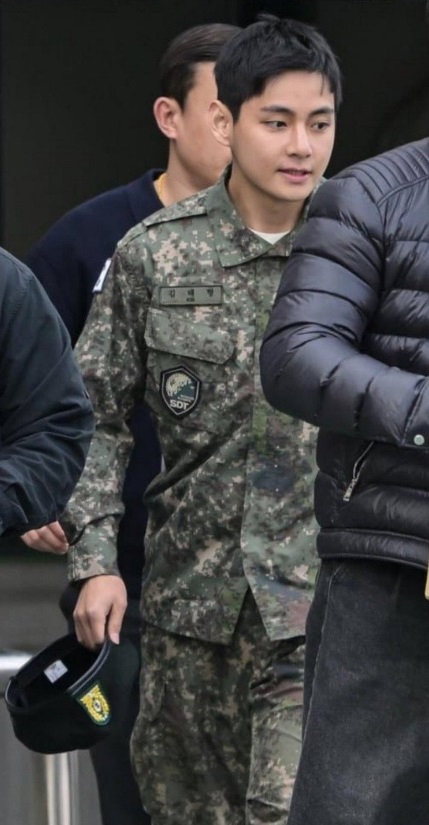 Transformasi V BTS saat Wajib Militer Bikin Fans Gemas, Makin Tegap dan Berotot