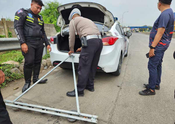 Polres Karawang Bersihkan Ranjau Paku di Jalan Tol Cikampek