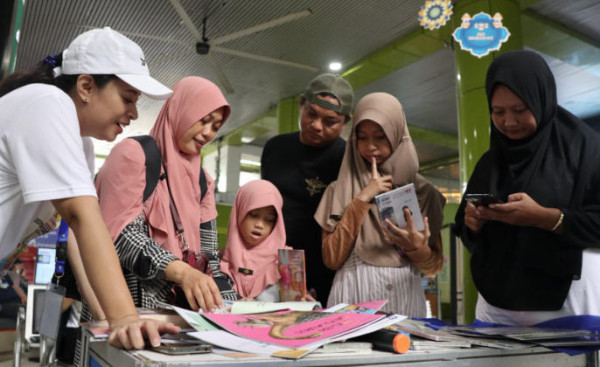 Mudik Makin Asyik, Badan Bahasa Bagi-Bagi Belasan Ribu Buku untuk Pemudik