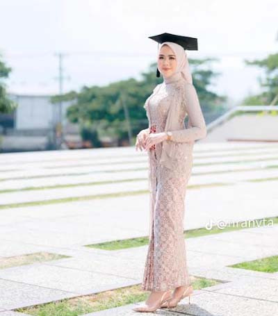 Viral! Mahasiswi Habiskan Rp14,5 Juta demi Tampil Total di Acara Wisuda, Desain Kebaya Khusus hingga Sewa MUA