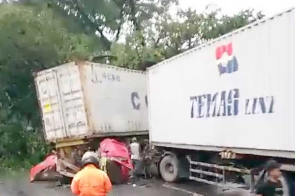 Tabrakan Beruntun 3 Tewas, Truk Kontainer Hantam 4 Kendaraan di Jalan Raya Malang-Pasuruan