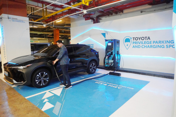 Mudik dengan Mobil Listrik? Toyota Sediakan 111 Titik Charging Station