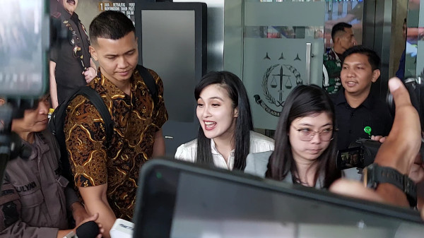 Rolls-Royce Disita, Sandra Dewi Datang ke Kejagung dengan Innova Hitam Rp400 Jutaan