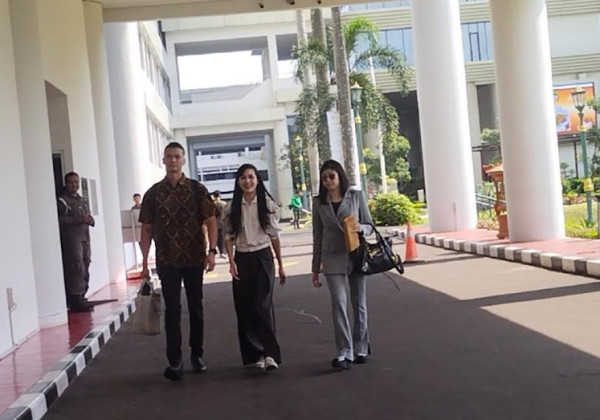 3 Potret Sandra Dewi Tersenyum dan Lambaikan Tangan Tiba di Kejagung, Jadi Saksi Dugaan Korupsi Harvey Moeis