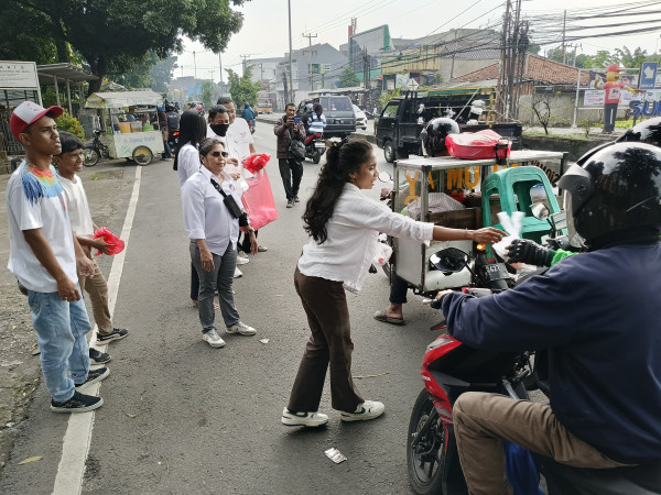 RPA Perindo Bagi-bagi Takjil di Cibinong Bogor