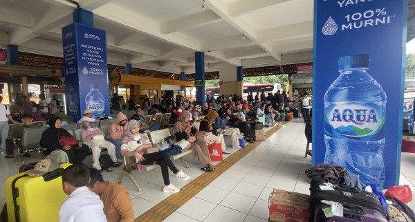 H-4 Lebaran, Terminal Kampung Rambutan Dipadati Pemudik