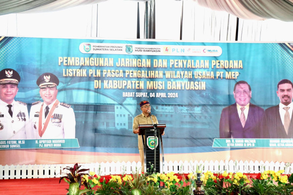 Pj Gubernur Agus Fatoni Resmikan Penyalaan Perdana Listrik PLN di Babat Supat