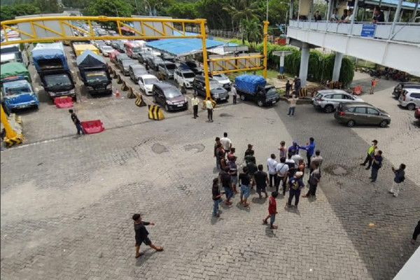 Truk Tak Kunjung Masuk Kapal, Sopir Unjuk Rasa di Pelabuhan Bakauheni