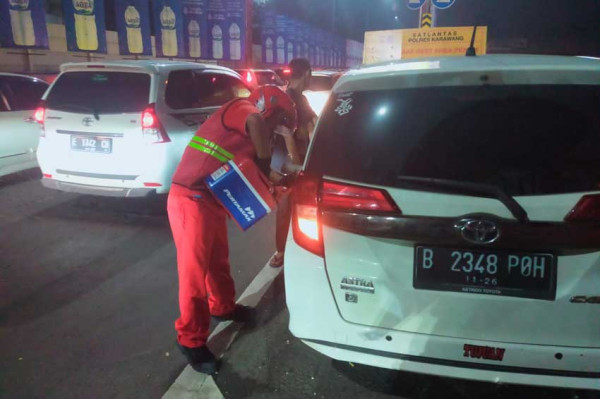 Puncak Arus Mudik, Motoris Layani 10 Pemudik Kehabisan Bensin di Tol Semarang - Solo