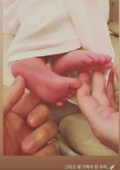 Lee Seung Gi dan Lee Da In Akhirnya Perlihatkan Foto Anak, Lahir Februari 2024
