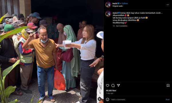 Inul Daratista Bagi-bagi THR di Kampung Halaman, Warga Mengantre hingga Berdesakan