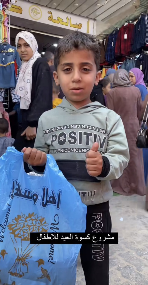 Bikin Haru, Anak-Anak di Gaza Ini Girang Dibelikan Baju Lebaran